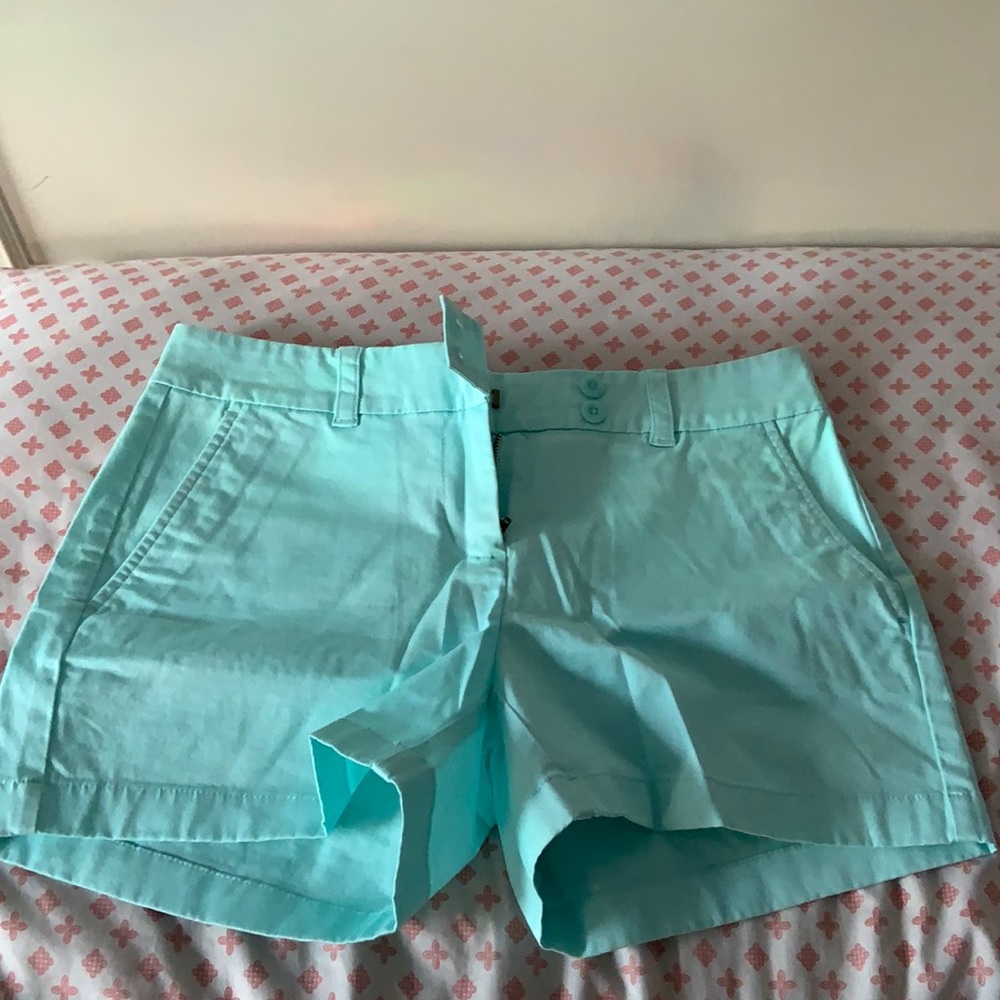 Size 4 cotton candy blue vineyard vines shorts